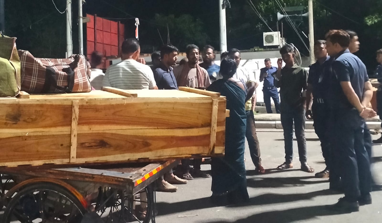 বেনাপোল চেকপোষ্টে মৃত সেই পাসপোর্ট যাত্রীর মরদেহ ৩ দিন পর ভারতে নিয়ে গেল স্ত্রী 