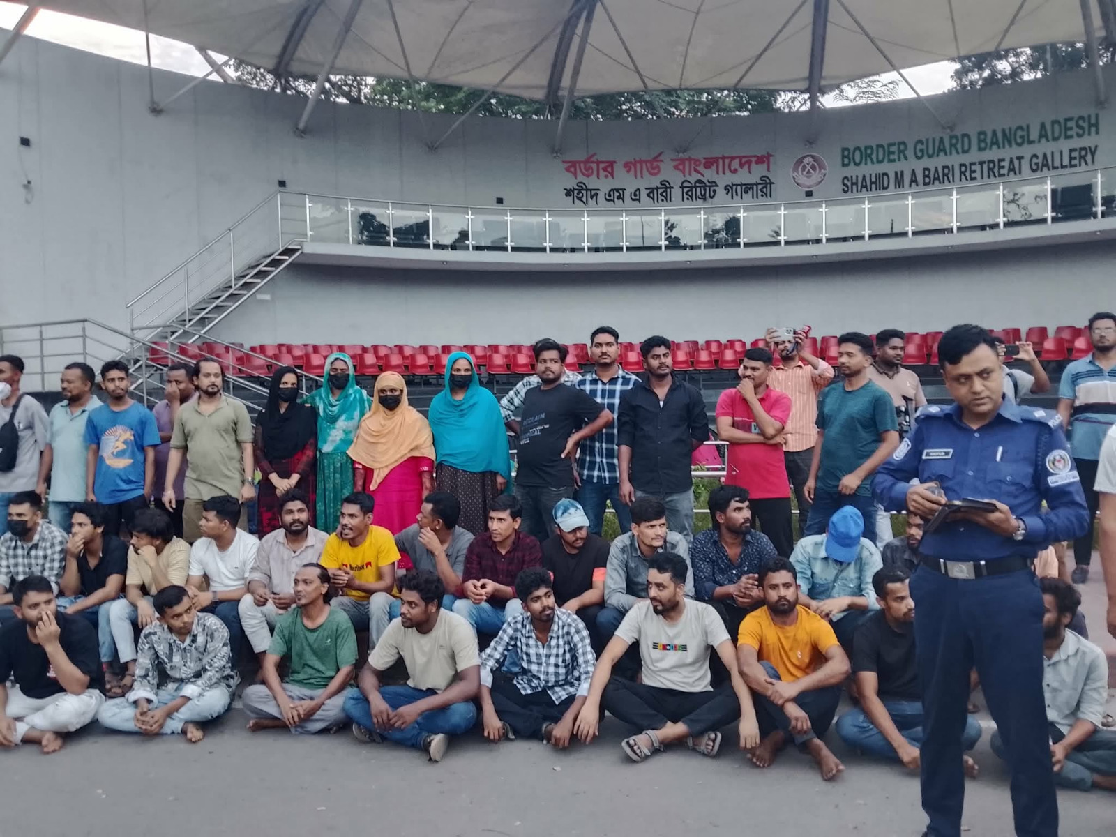 ভারতে সাজাভোগ শেষে বেনাপোল সীমান্ত দিয়ে দেশে ফিরলেন ৪৭ বাংলাদেশি নারী-পুরুষ