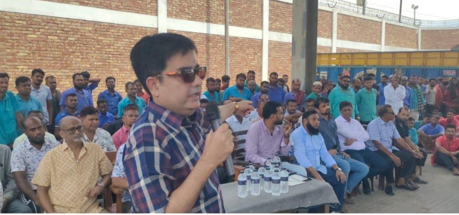 বেনাপোল স্থলবন্দরে শ্রমিকদের নিরাপত্তা সরঞ্জাম বিতরণ, যুক্ত হচ্ছে নতুন আধুনিক ক্রেন