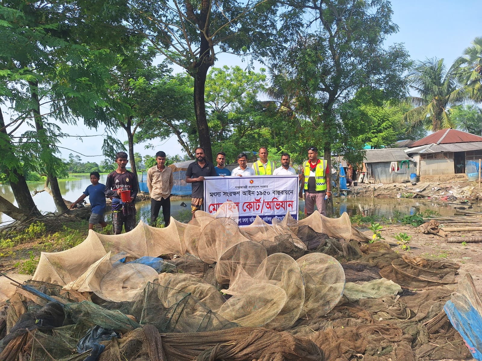 বটিয়াঘাটায় মৎস্য অধিদপ্তরের বিশেষ অভিযানে অবৈধ পাটা ও জাল বিনষ্ট
