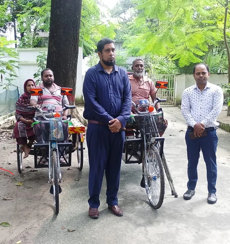 ২ জন প্রতিবন্ধী কে পুনর্বাসনের জন্য দুইটি ভ্যান প্রদান করেছেন শার্শা উপজেলা নির্বাহী কর্মকর্তা
