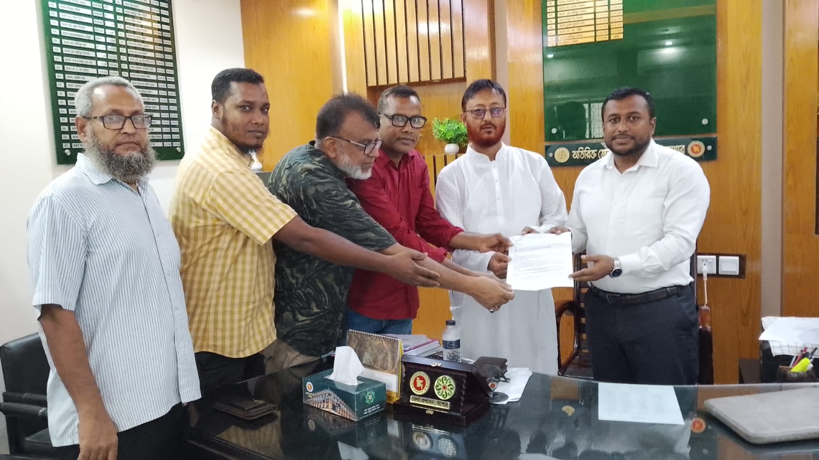 বেনাপোলে জমি অধিগ্রহণের টাকা পরিষোধের  দাবিতে জেলা প্রশাসকের কাছে স্বারক লিপি