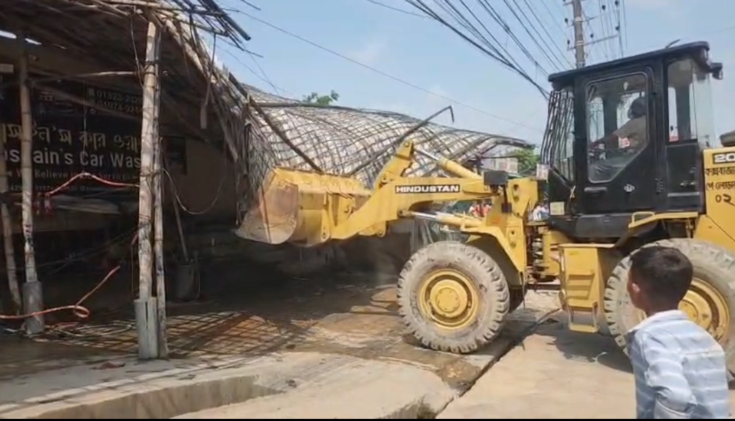 কক্সবাজারে প্রধান সড়কে অবৈধ স্থাপনা উচ্ছেদ
