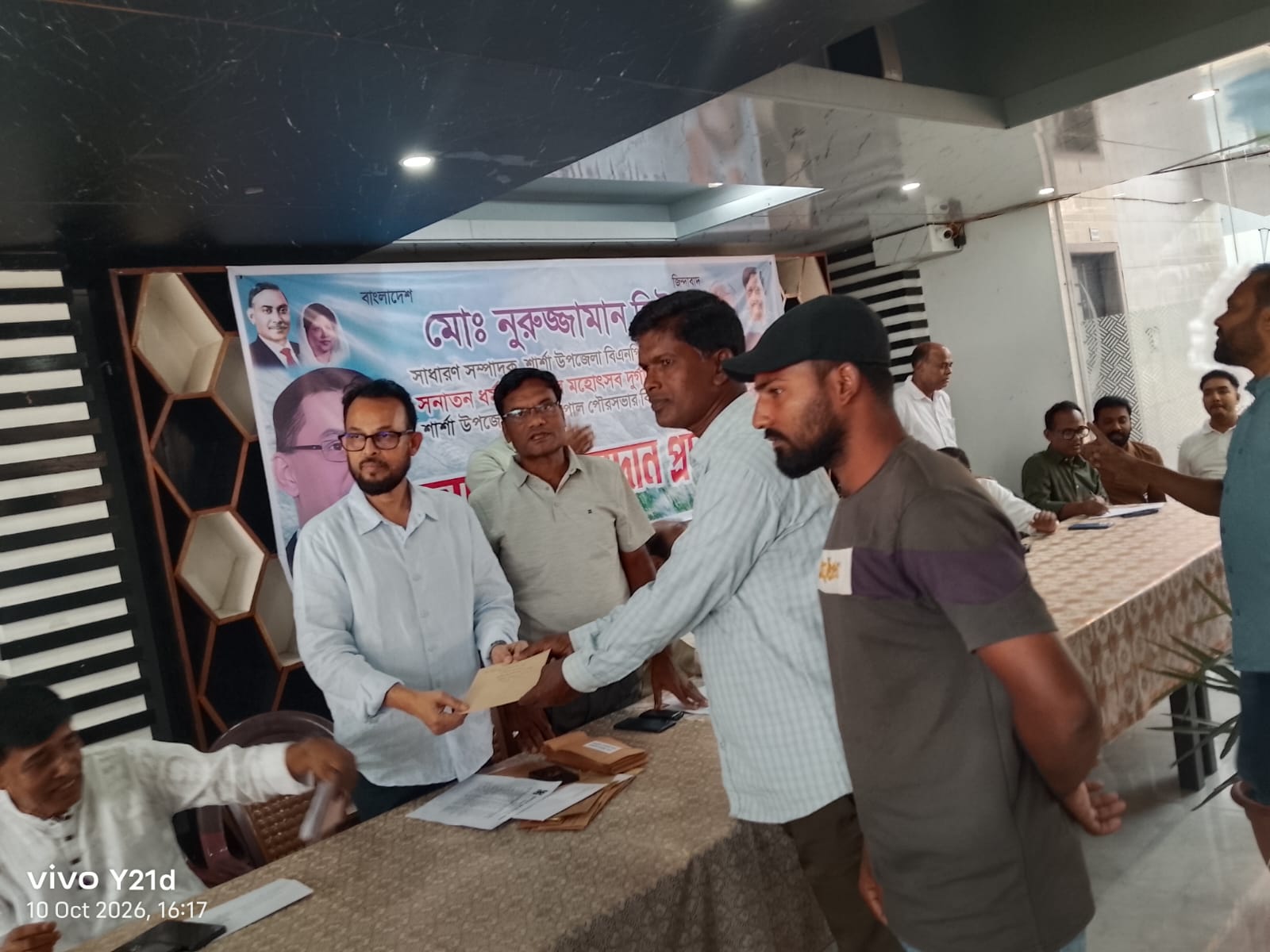 শারদীয় দুর্গাপূজা উপলক্ষে শার্শার বিভিন্ন মণ্ডপে বিএনপি নেতা নুরুজ্জামান লিটনের আর্থিক অনুদান প্রদান