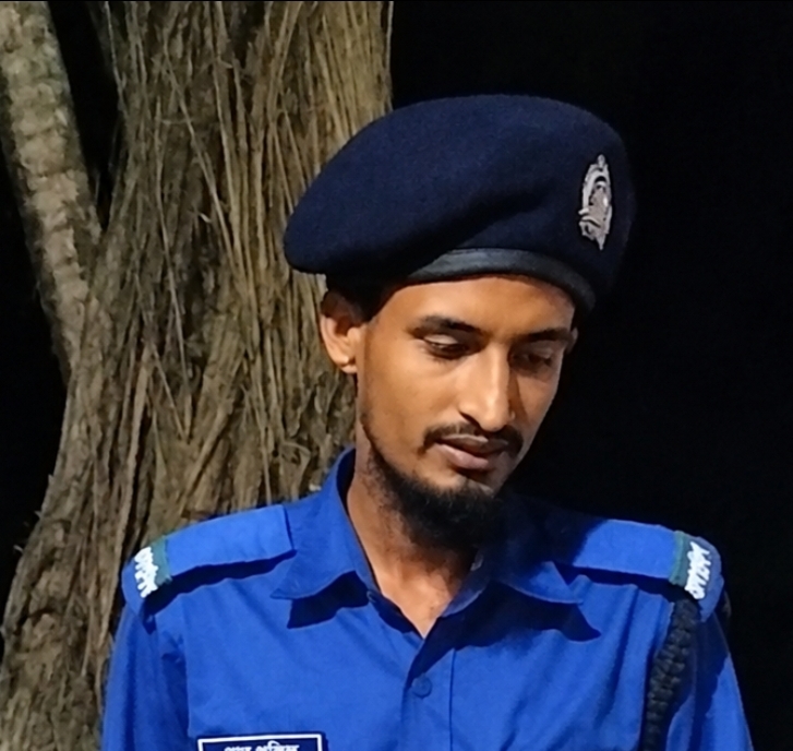 গোপালগঞ্জে গ্রাম পুলিশকে চড় মারল চেয়ারম্যান 