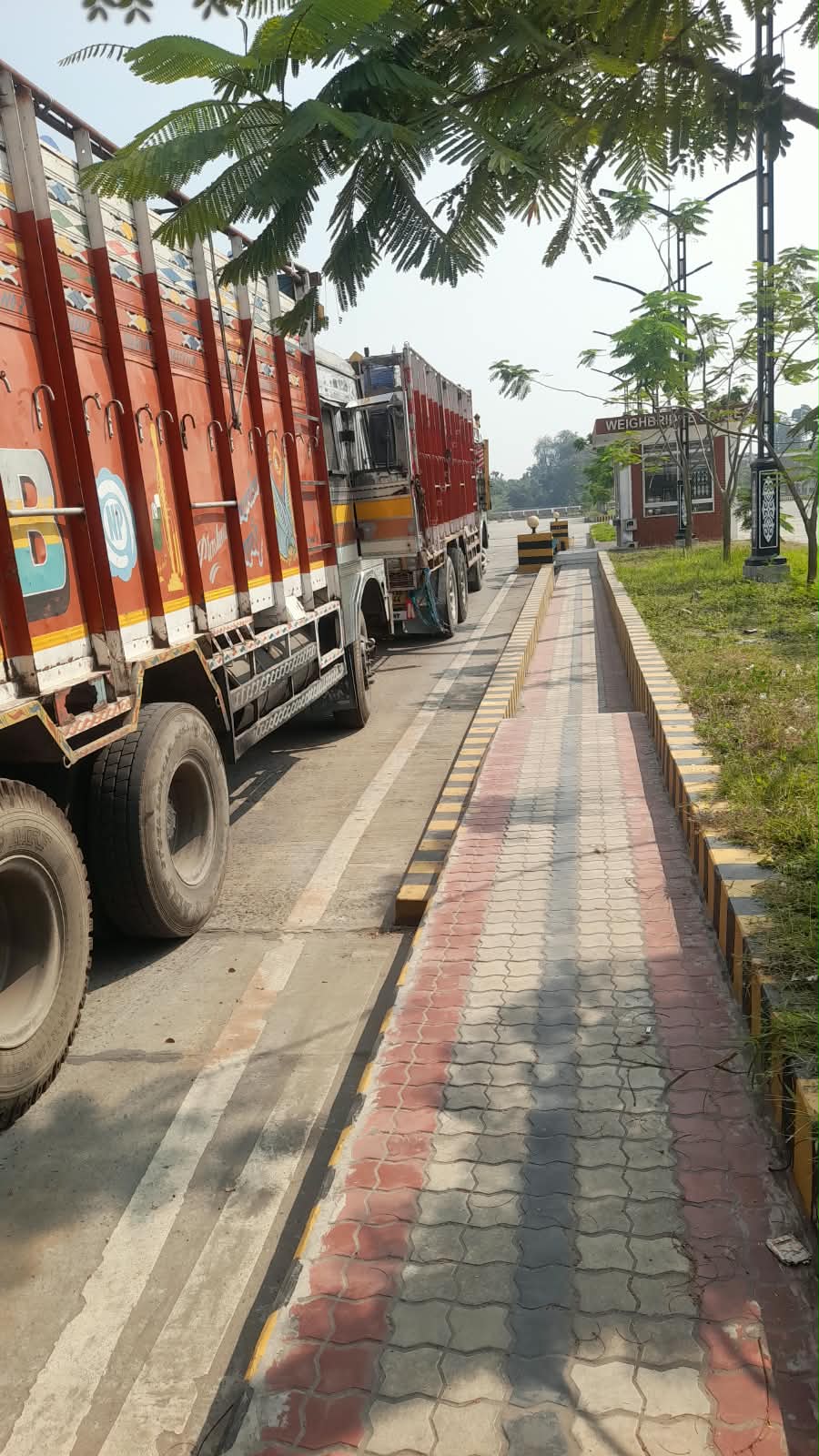 টানা ৭ দিনের ছুটি শেষে বেনাপোল বন্দরে আমদানি-রফতানি শুরু